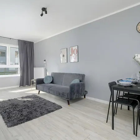 Spacious With Balcony And Gym By Renters Lägenhet